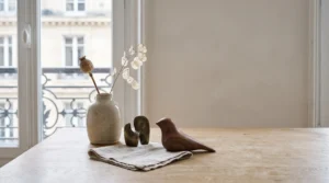 Composition élégante d'objets de décoration artisanale française mise en valeur par une lumière naturelle, illustrant le rapport originalité-prix